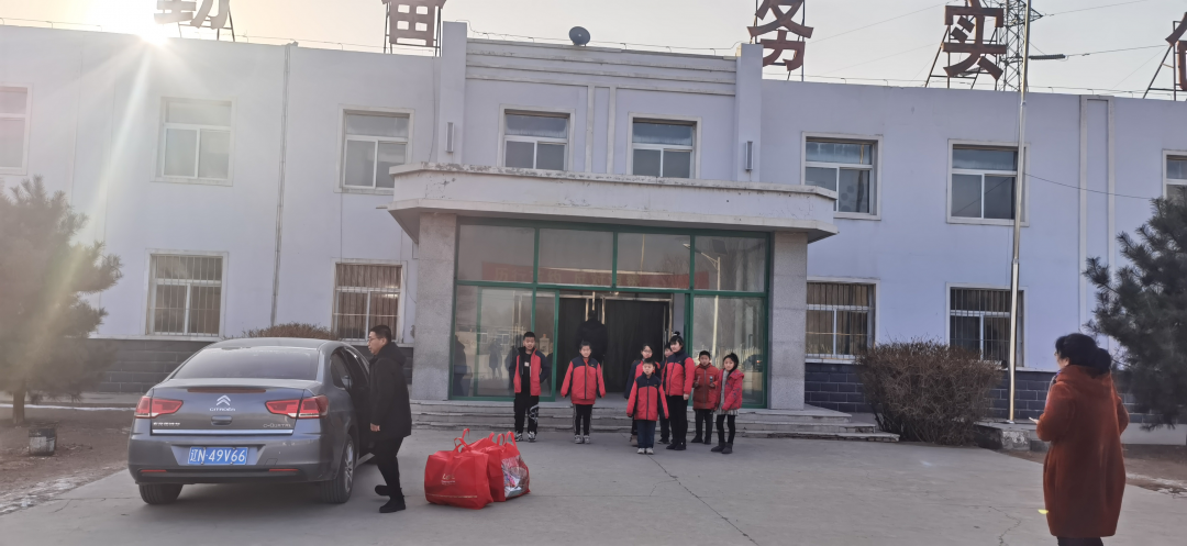 愛心幫扶貧困生，冰河助學暖人心