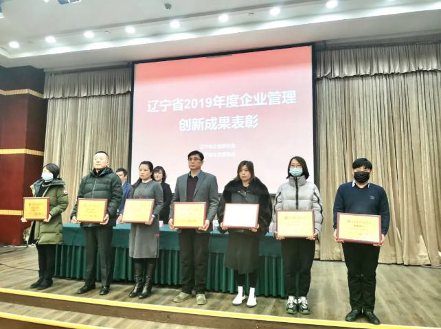 右一為朝陽光達化工有限公司副總經理趙春閣